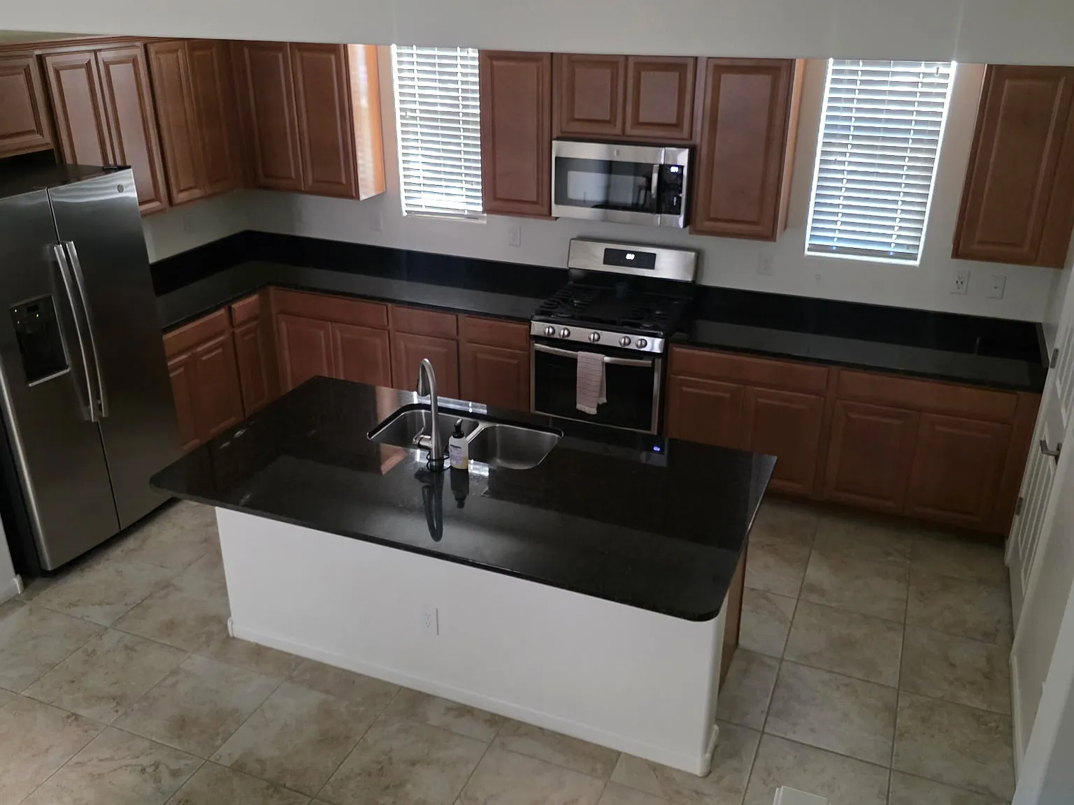 3 bed, 2.5 bath, 1741 sqft, $2,200 — Photo 2