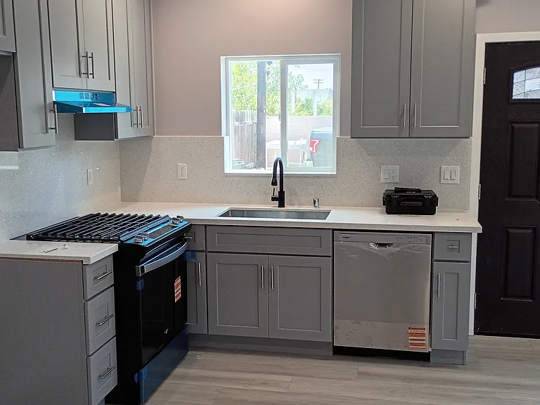 4212 Walnut Grove Ave — Photo 2
