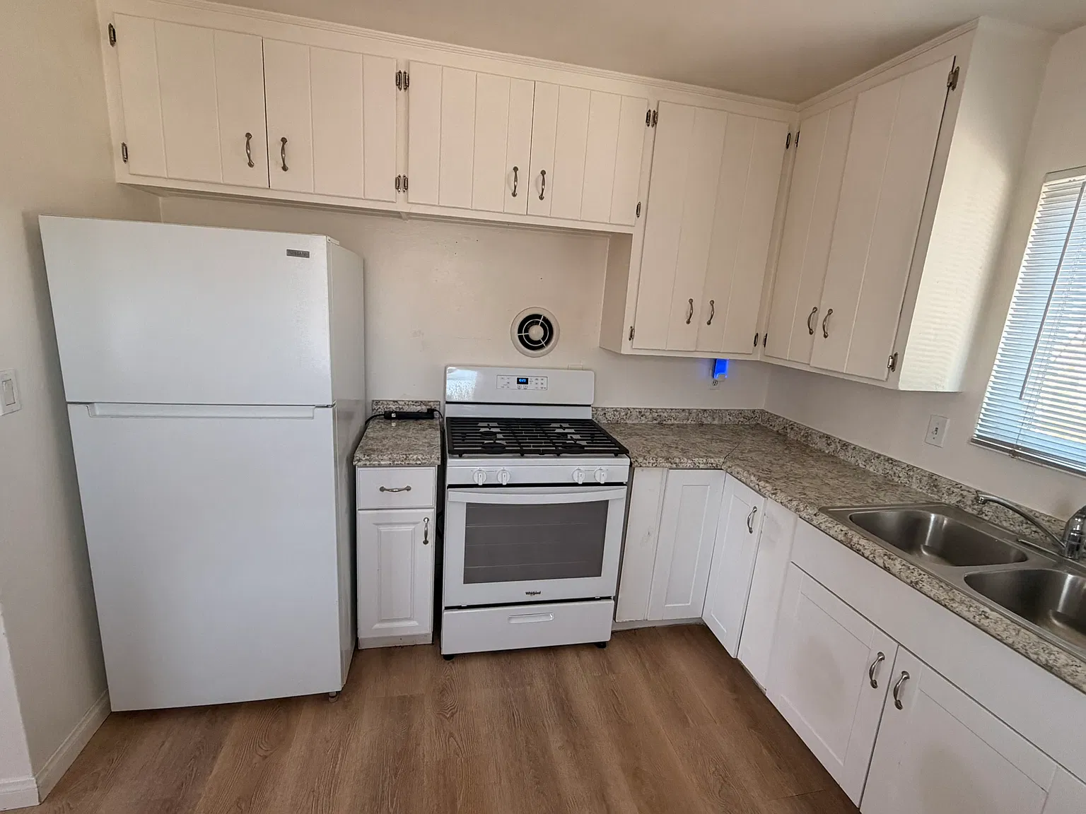 3 bed, 1100 sqft, $2,395 — Photo 4