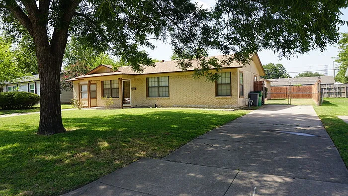 5225 Mack Rd — Photo 2