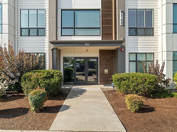 2nd image of 425 NE Bryant St #104