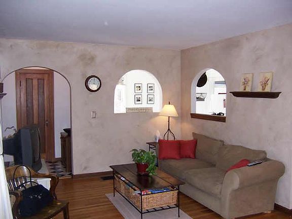 3rd image of 5928 N Winthrop Ave