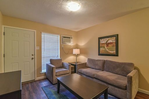 1st image of 210 W Pioneer Pkwy APT 01