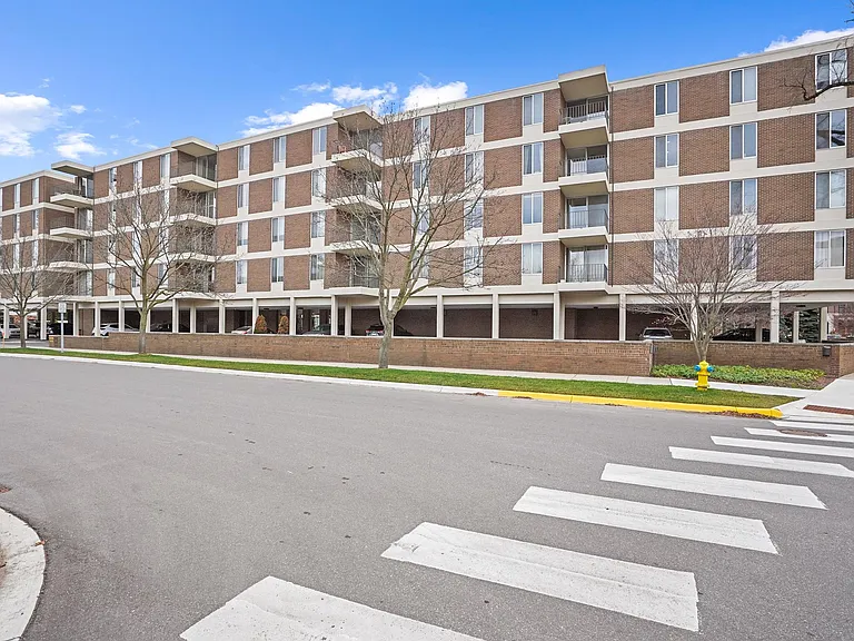600 W Brown St #109 — Photo 36