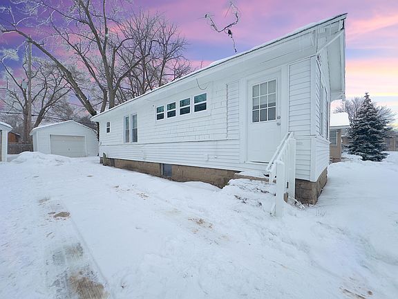 3rd image of 1104 E Larch Ave