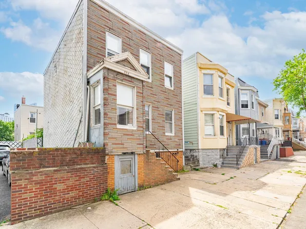205 Beacon Avenue image 1 of 16