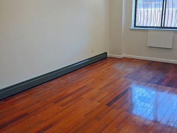 3rd image of 6139 168th St Floor 1