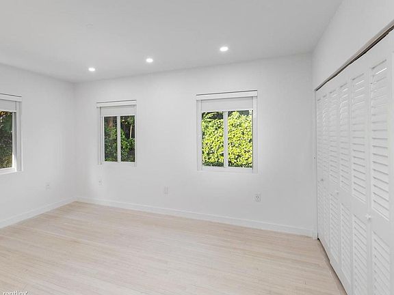 2nd image of 16171 NE 18th Pl