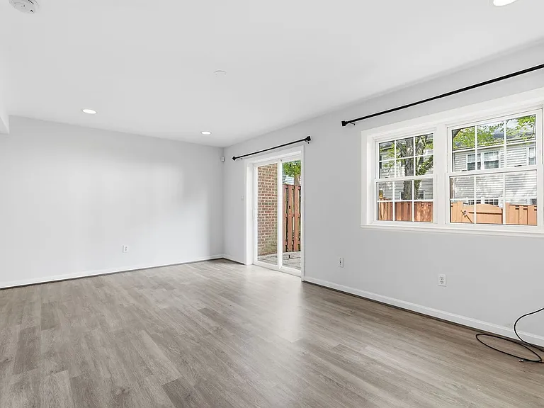 9178 Laurelwood Ct — Photo 31