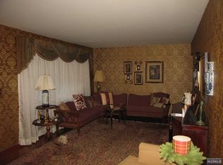 85 Regis Ct, Paramus, NJ 07652