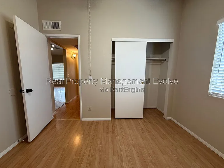 513 E Wickieup Ln — Photo 10
