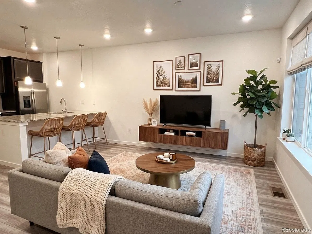 2 bed, 1292 sqft, $2,595 — Photo 2