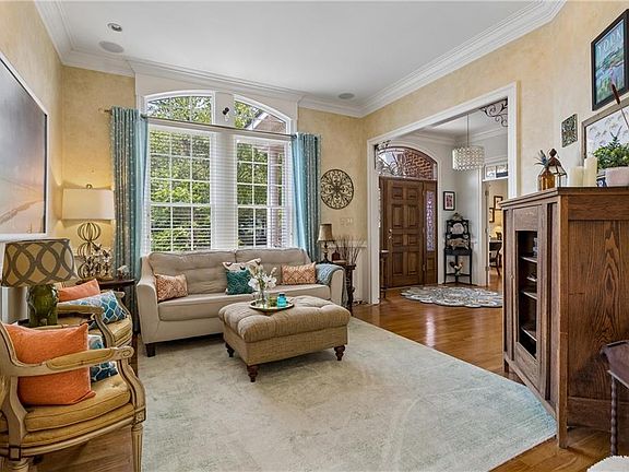 5th image of 220 Olde Pond Ln