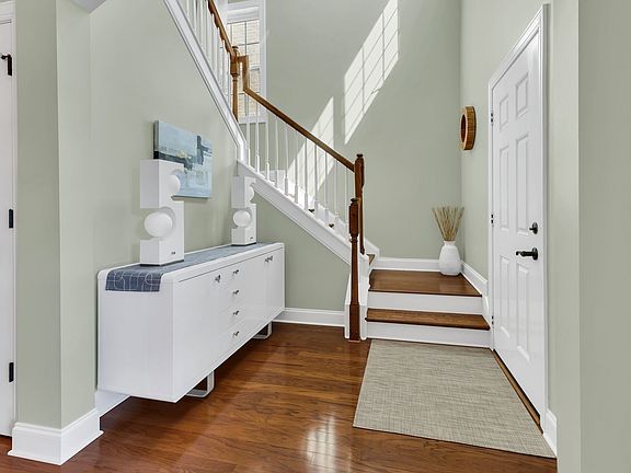 5th image of 530 Eden Park Dr