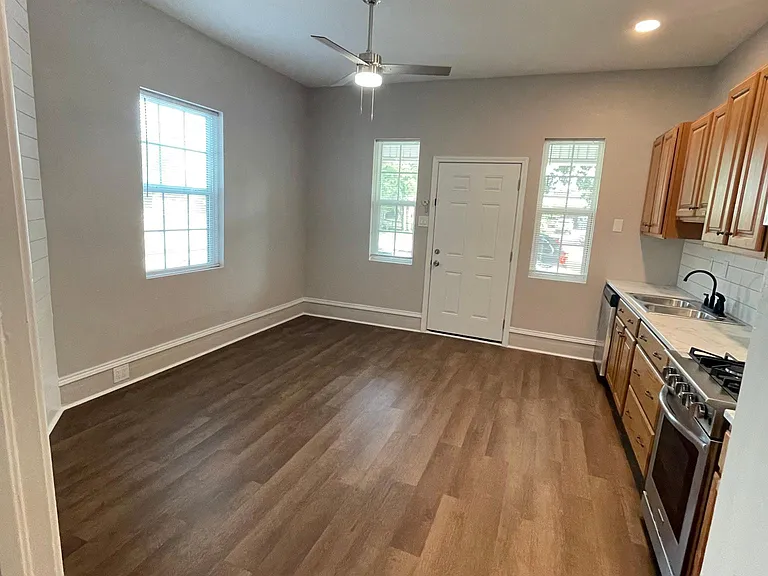 1410 W Oak St #2 — Photo 3