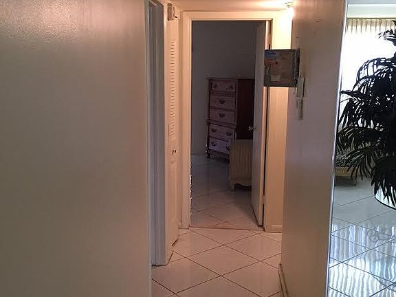 2nd image of 220 Somerset L