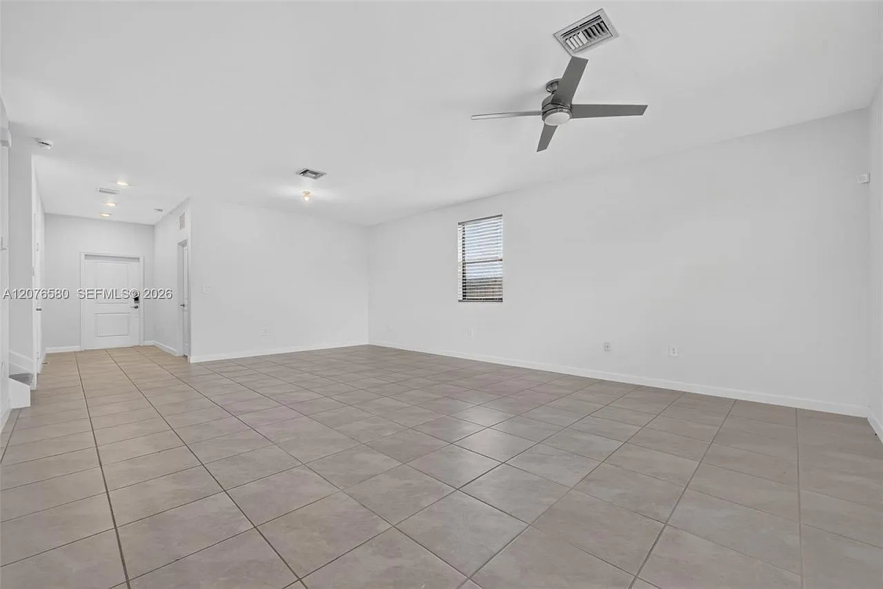 4 bed, 3.0 bath, 2418 sqft, $4,200 — Photo 3