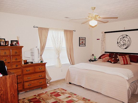 Master BR w/ Walk-In Closet