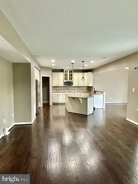 4 bed, 2.5 bath, 2975 sqft, $3,400 — Photo 4
