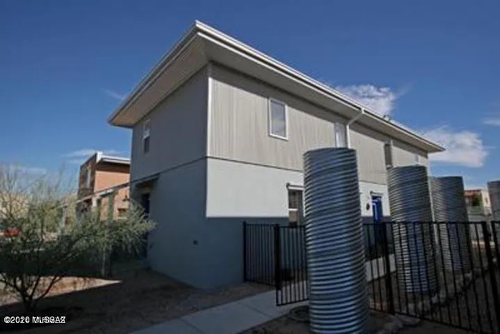 3314 N Fremont Ave — Photo 1