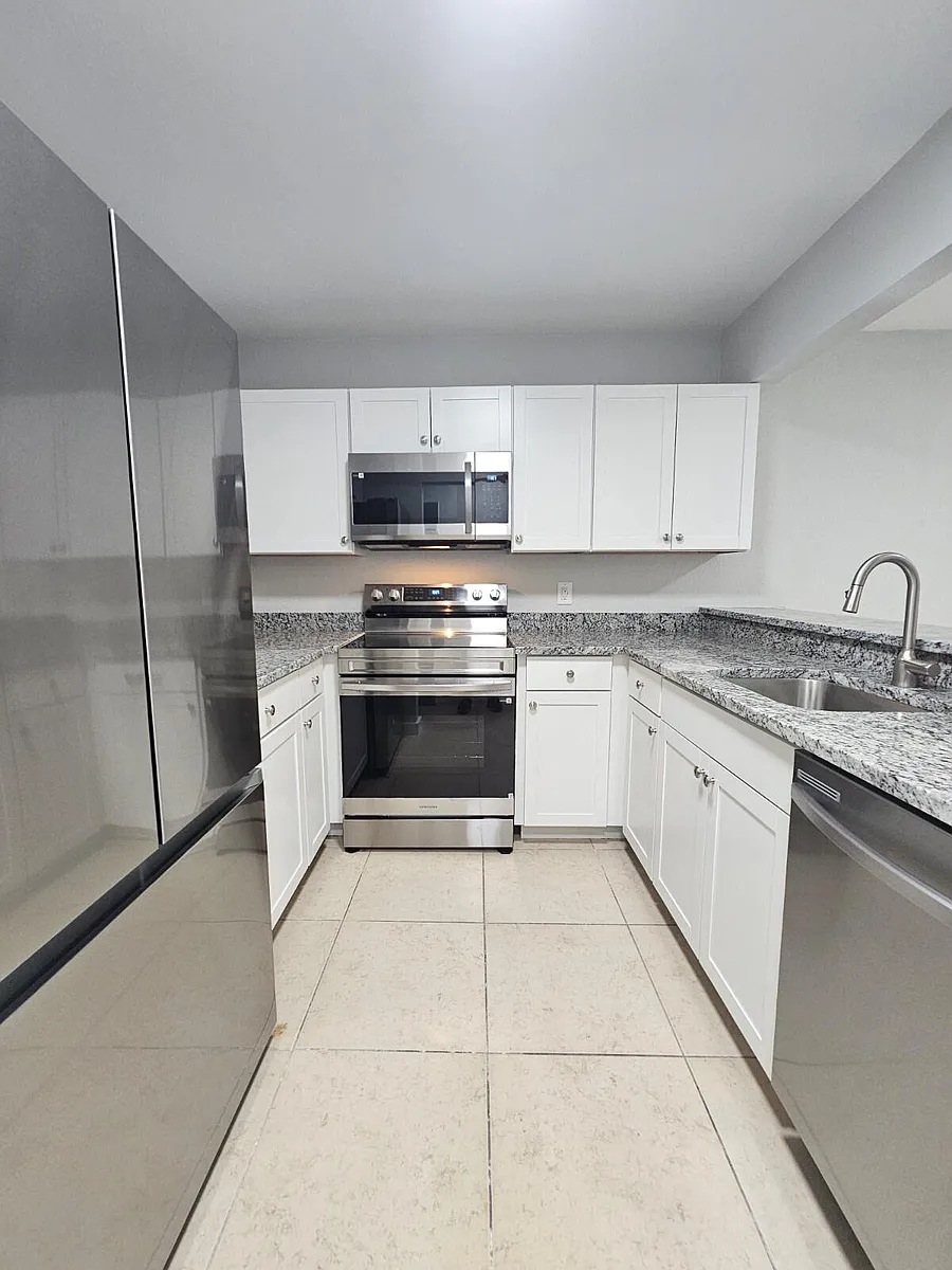 Building Photo - 1545 Lake Crystal Dr #D