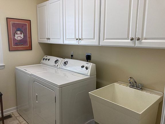 Laundry room/utility sink