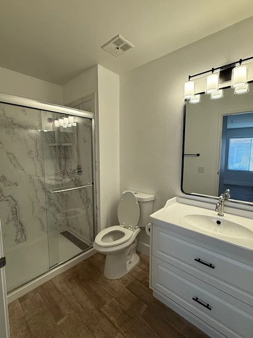 Condo in Gated Palm Lake — Photo 4