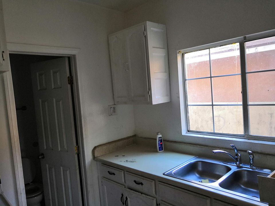 1st image of 917 W 53rd St