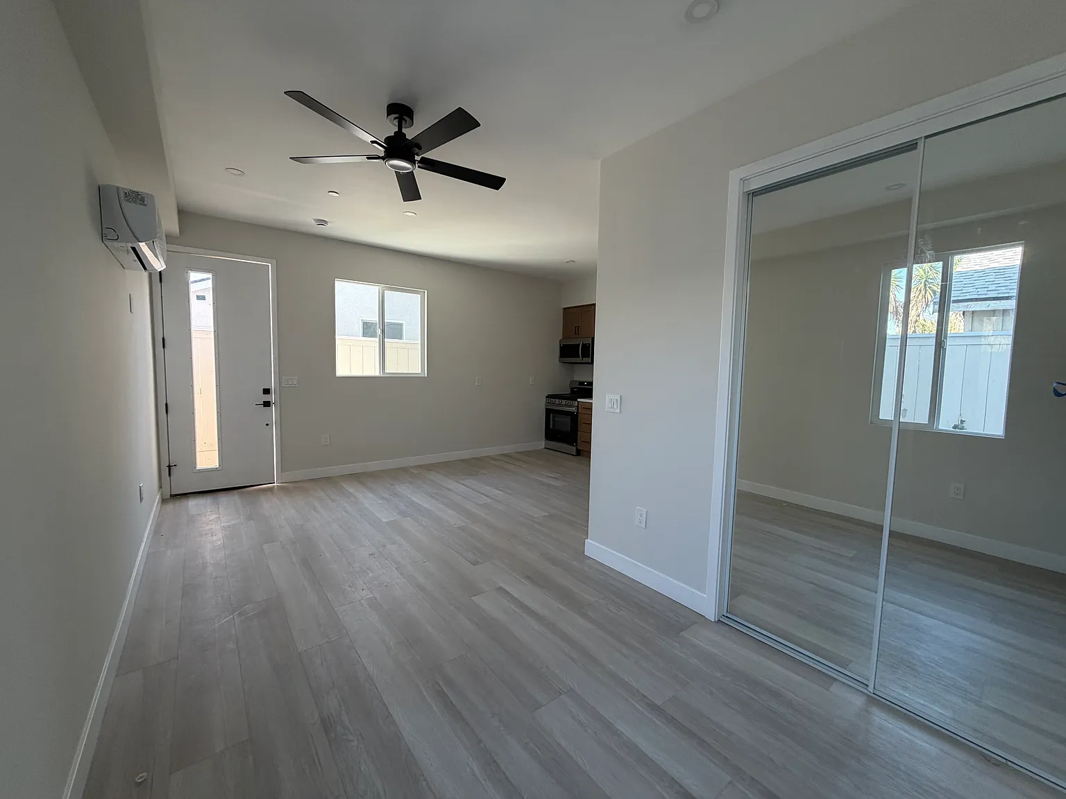 Studio, 400 sqft, $1,995 — Photo 3
