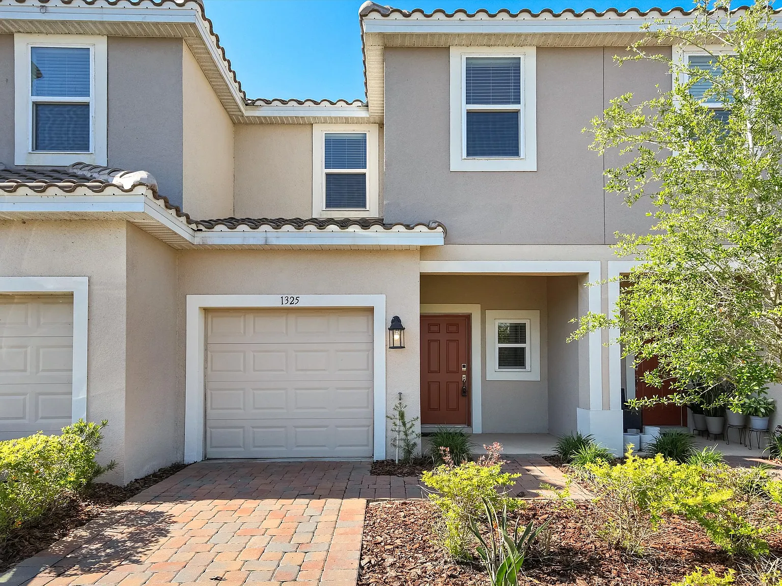 3 bed, 2.5 bath, 1365 sqft, $2,000 — Photo 2