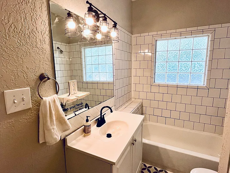 205 S Flood Ave — Photo 9