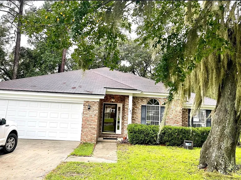 121 Sweetgum Xing — Photo 1