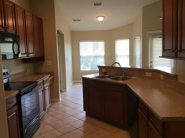 2024 Chaucer Ln — Photo 5