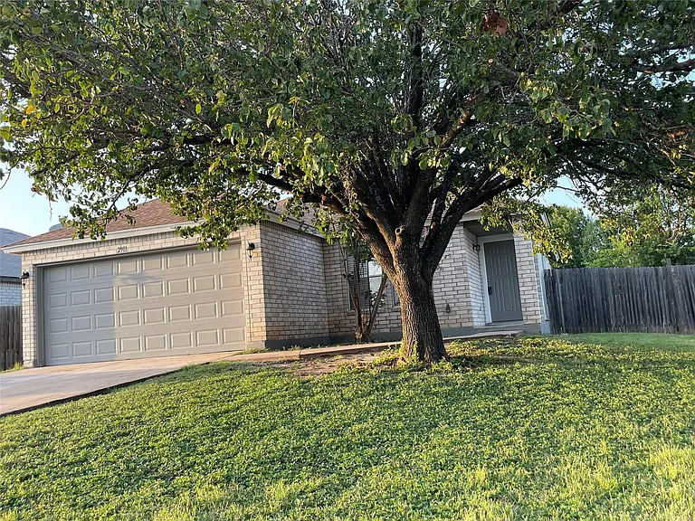 2911 Donnell Dr — Photo 1