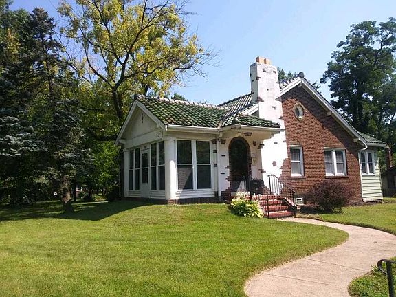2nd image of 906 N Hills Dr