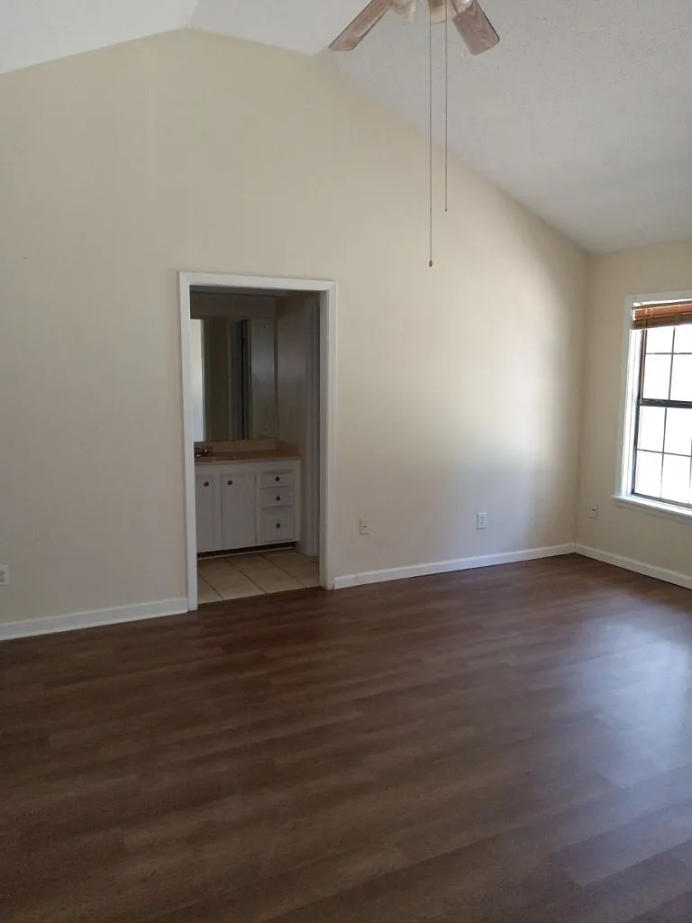 3 bed, 1171 sqft, $2,000 — Photo 4