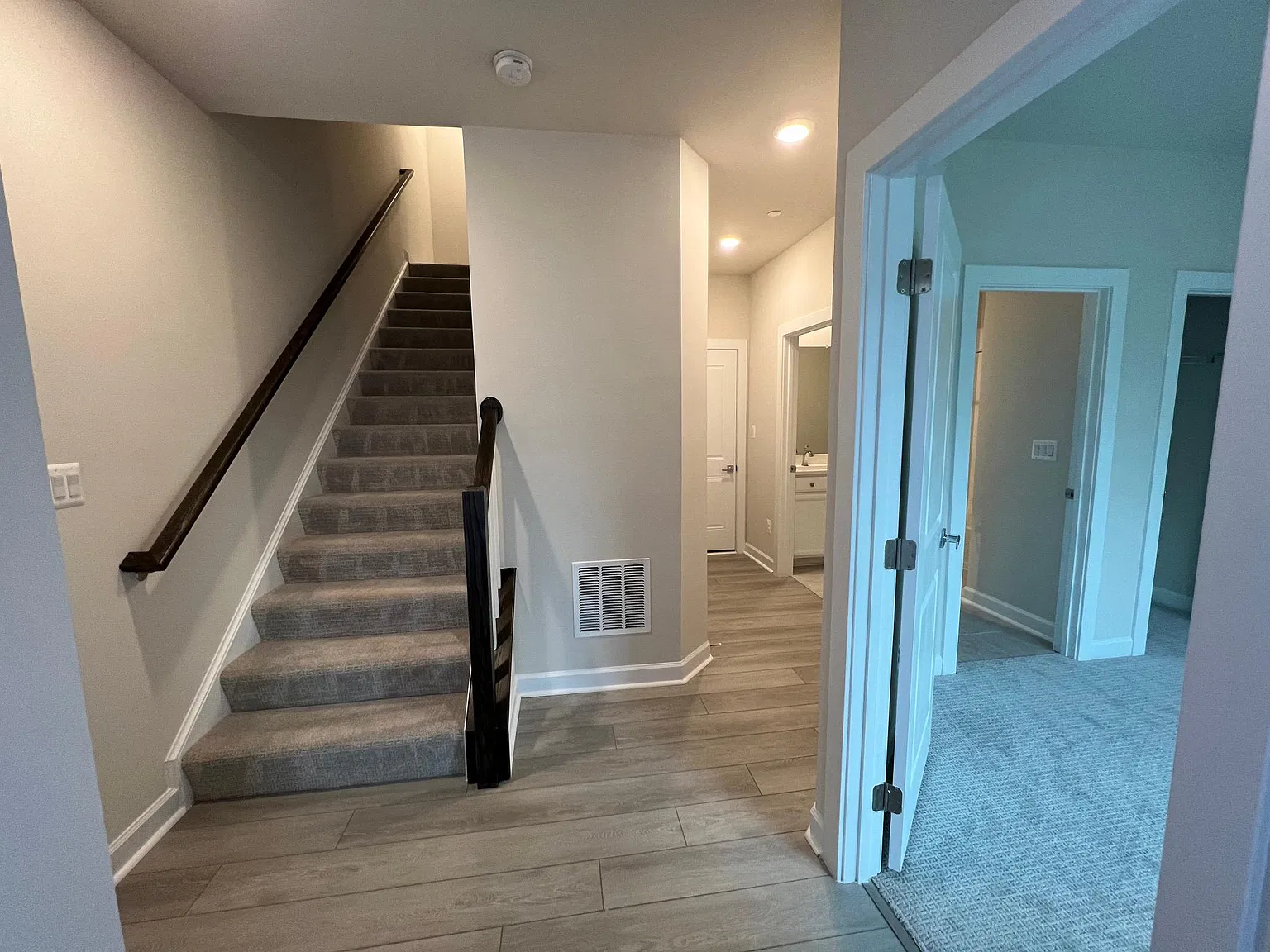 13008 Hattontown Sq — Photo 2