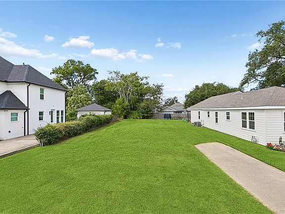 2nd image of 524 Posey Ave