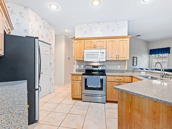 5th image of 28 Cedar Point Dr