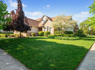 1060 Woodside Dr, Oxford, MI 48371