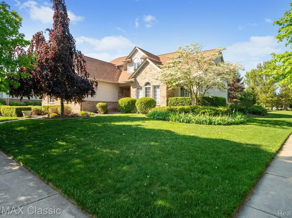 1060 Woodside Dr, Oxford, MI 48371