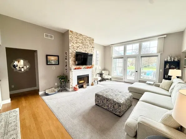 94 Storm King Dr, Portsmouth, RI 02871