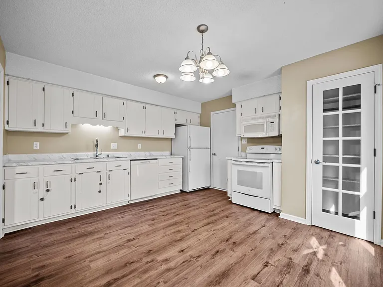 1003 Springdale Dr — Photo 6