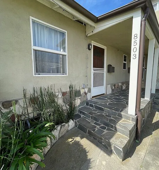 8503 Lilienthal Ave — Photo 19