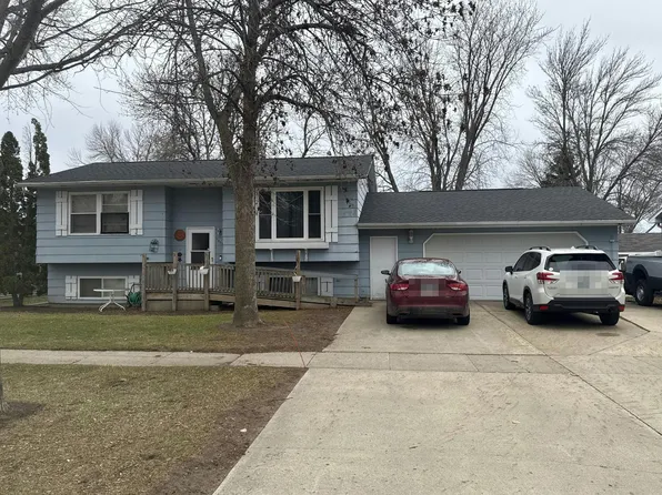 1422 12th St S, Brookings, SD 57006