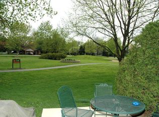 450 Williamsburg Ln, Prospect Heights, IL 60070