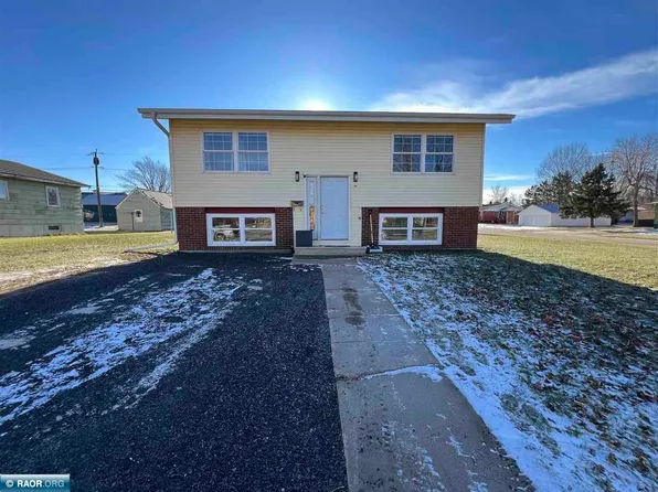 425 12th St NW, Chisholm, MN 55719
