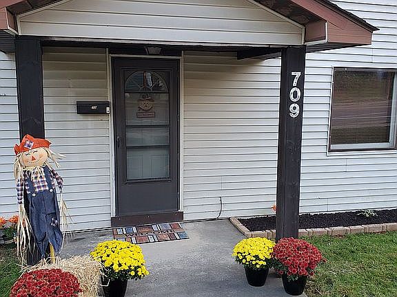 2nd image of 709 E Oak St