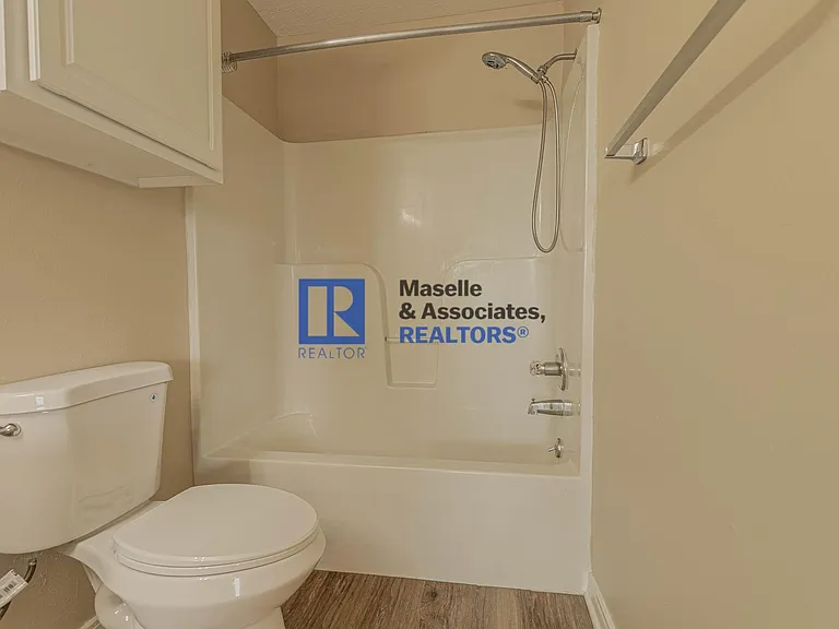 413 Woodlake Ln — Photo 24