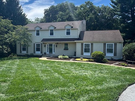 3rd image of 105 Scotts Glen Rd